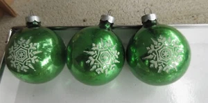3 Vintage grüne Glas mit Glimmer Schneeflocke Medaillon Kugel Weihnachtsschmuck 2 1/4 - Bild 1 von 5