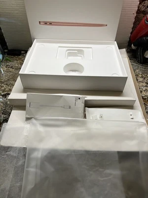 Laptop MacBook Air 13" "SOLO CAJA VACÍA" Modelo A2337 DORADO Core i5 8GB 256GB SSD Foto 1 de 4