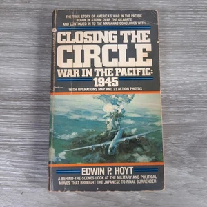 Closing the Circle War in the Pacific 1945 Edwin P Hoyt 1984 Avon - Bild 1 von 11
