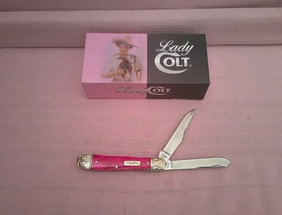 NUEVO EN CAJA ¡Impresionante cuchillo trampero de huesos rosa de 2 hojas grabado Lady Colt descontinuado! Foto 1 de 4