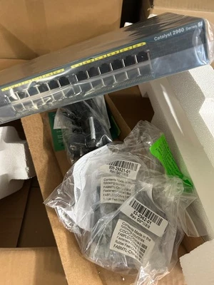 CISCO WS-C2960-24-S - Photo 1/4
