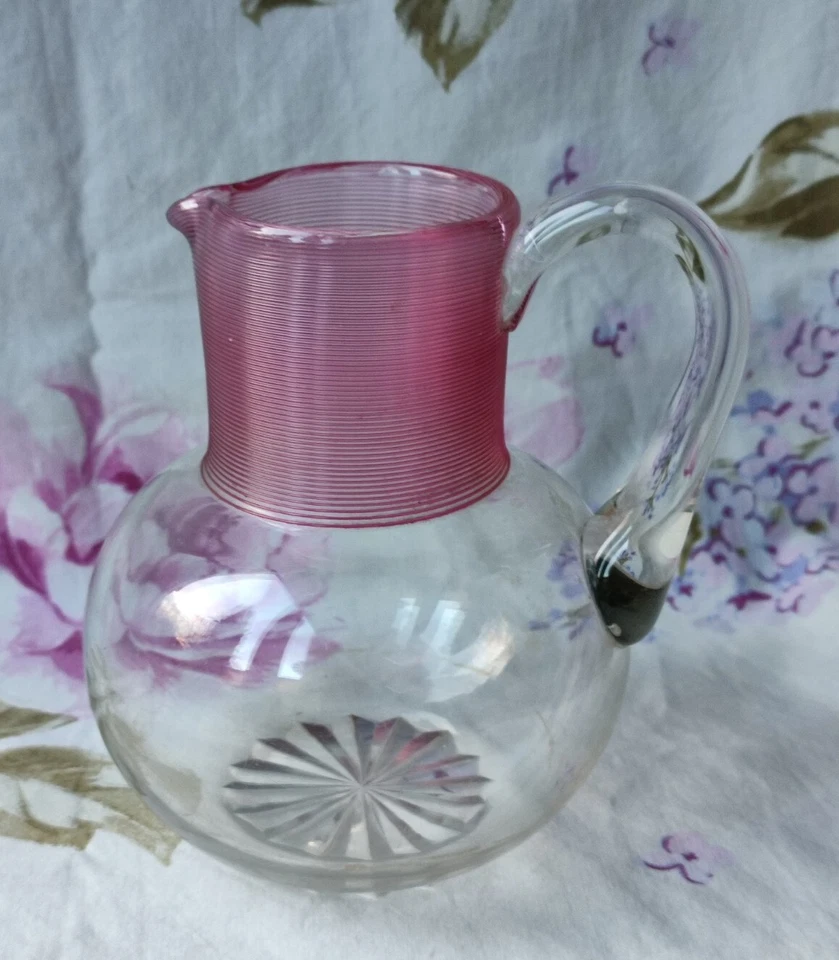 ANCIEN PETIT POT À EAU EN CRISTAL COL ANNELÉ ROSE - Photo 1/4