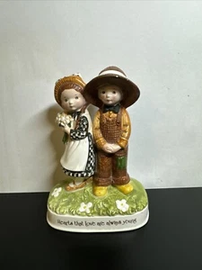 1974-FIGURA DE AMIGOS PECOSOS HOLLY HOBBIE "CORAZONES QUE EL AMOR SIEMPRE SON JÓVENES" - Imagen 1 de 18