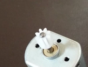 Pignons 7 ou 8 dents axe 2mm avec épaulement pour moteur locomotive - Imagen 1 de 16