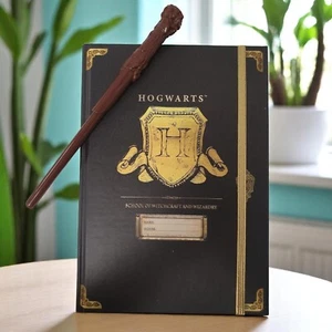 Harry Potter Hogwarts Notebook and Wand Set – Magical School Supplies Gift - Bild 1 von 10