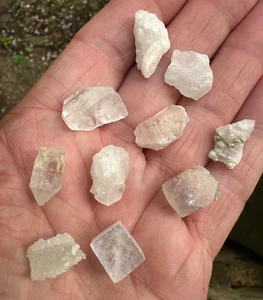 10 x SMALL / TINY ZEOLITE - APOPHYLLITE STILBITE CHALCEDONY ROUGH NATURAL STONES - Foto 1 di 6