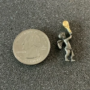 Engel spielt Tennis Viel Glück religiös kleine Zinn Pin Pinback #40801 - Bild 1 von 2