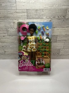 Barbie im Gärtner mit Hase & Zubehör von Mattel HCD45 • Made in China - Bild 1 von 11