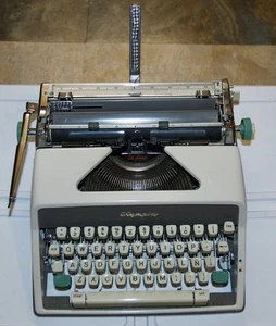 Olympia DeLuxe West German Typewriter. Spanish/Castilian K/Board. Cased. - Picture 1 of 13