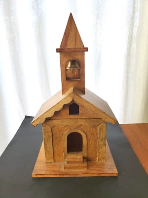 Pequeña iglesia o capilla de madera vintage con campana en campanario Foto 1 de 4