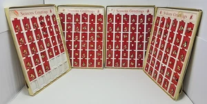 VINTAGE SET MIT 135 METALL JAHRESZEITGRÜSSEN WEIHNACHTEN ANSTECKNADELN Ladentheke Display - Bild 1 von 14