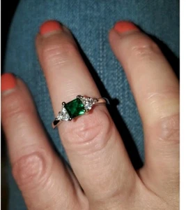 Taglia 8. Nuovo con etichette. Smeraldo con lati diamonici - Foto 1 di 1