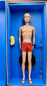 Bambola Ken 60° Anniversario 1961 Pietra di Seta Originale mai rimossa dalla scatola - Foto 1 di 17