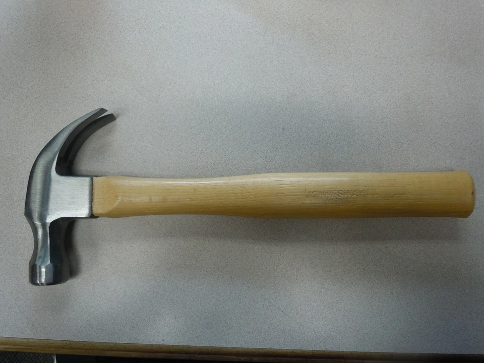 Martillo de garra con mango de nogal americano de 16 oz. Jonesway 0267281 Foto 1 de 3