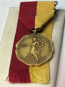 Antike Korbball-Medaille des Zentralverbandes von 1911 auf gelbem & rotem Band. - Bild 1 von 2
