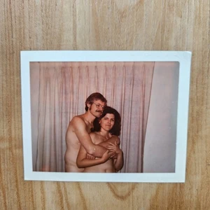 Polaroid macchina fotografica terrestre vintage anni 70 foto di coppia nudista in amorevole abbraccio - Foto 1 di 3