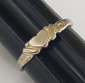Vintage Ornate Heart Discolored Gold Tone Dainty Band Ring Size 7 - Picture 1 of 8