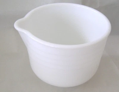 Tazón mezclador acanalado de vidrio de leche blanco PYREX / Hamilton Beach con boquilla para verter 6,3" de diámetro Foto 1 de 4