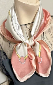 Hübscher 26 Zoll mittelgroßer quadratischer rosa und weißer Reitsport Pat 100 % Polyester Schal - Bild 1 von 11