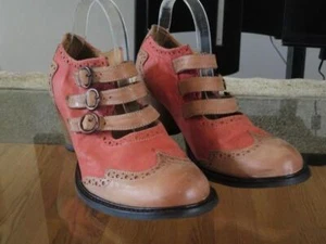 JOHN FLUEVOG Rosa Salmón Bronceado East End Cocinador Charles IX 3 hebillas Zapatos 10.5 - Imagen 1 de 4
