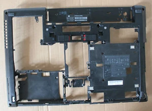 HP 8460P COVER INFERIORE BOTTON CASE 642749 - Foto 1 di 2