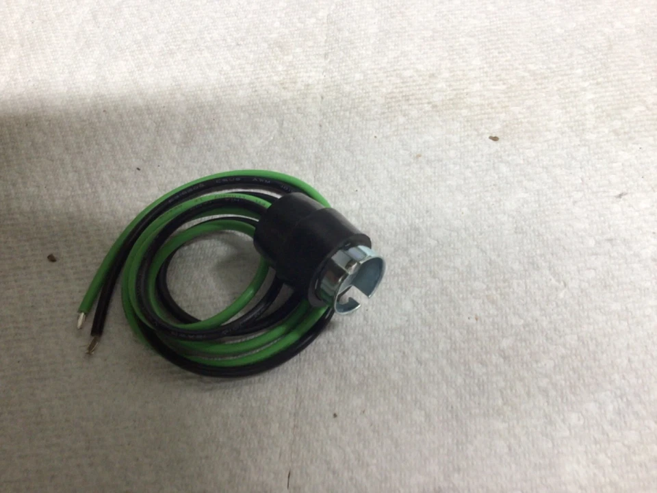 Soquete de chicote de fios traseiro 1953 - 1960 Ford F100 e Truck Park - Imagem 1 de 1