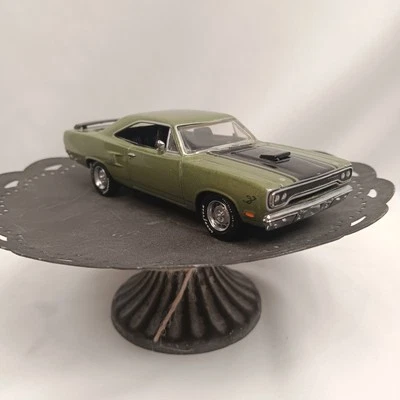 Matchbox 1970 Plymouth Road Runner Hemi Muscle Car Collection 1:43 with COA 1235 - Image 1 of 4