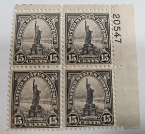 US Stamp Sc 696, 15c Liberty, Plate Blk of 4, MLH F/VF CV$40.00 (510A87) - Picture 1 of 2