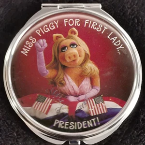 Espejo compacto Miss Piggy for President Sesame Street Muppets regalo de belleza maquillaje - Imagen 1 de 2