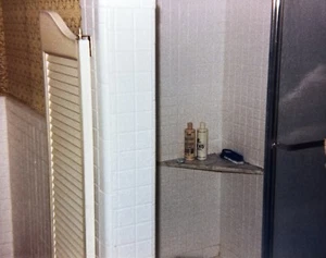 Vintage Photo Interior Of Shower Found Snapshot 1970s - Picture 1 of 2
