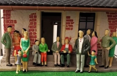 15x Modelleisenbahn Figuren stehend sitzend Landschaft LGB Spur G 1:25 Carrera - Bild 1 von 4