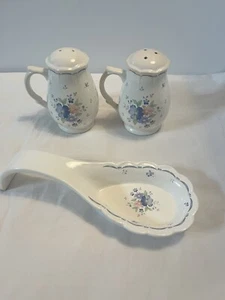 Floral Salt & Pepper Shakers with Handles & Spoon Rest Cottage Core Kitchen Set - Foto 1 di 2