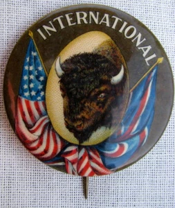 ANTIQUE LARGE & FINE BUFFALO HEAD/US FLAG 1901 EXPOSITION BASTIAN BROS. PINBACK - Picture 1 of 11