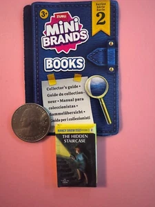Zuru Mini Brands Libri Serie 2 - ICONICO - NANCY HA DISEGNATO LA SCALA NASCOSTA - Foto 1 di 1