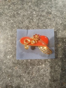 Vintage AVON Red Hat Society Brooch Pin New in Box 2" Rhinestone Accents - Picture 1 of 4