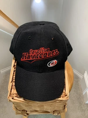 Gorra Carolina Hurricanes espalda a presión para hombre talla única negra NHL hockey script Foto 1 de 4