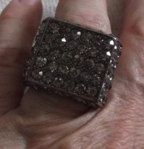 Anillo elástico de color de pistola con diamantes de imitación ~ Nuevo de lote antiguo - Imagen 1 de 3