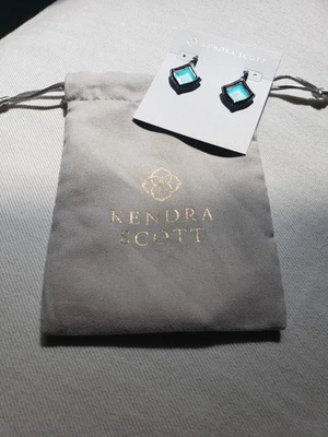 Серьги-капли из оружейного металла Kendra Scott Kacey из дихроичного стекла - розовые и цвет морской волны - Изображение 1 из 4