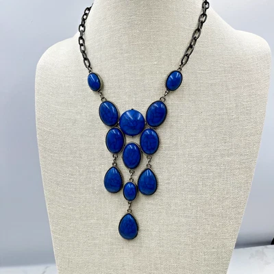Collar llamativo azul audaz - Cabujones de imitación turquesa en cadena de metal armado Foto 1 de 4