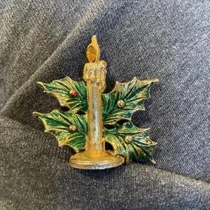 Hattie Carnegie Signed Christmas Gold Tone Brooch Holly Candle Winter Jeweled - Picture 1 of 8