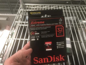 NEW SanDisk Extreme 32GB SDHC UHS-I Card (SDSDRX3-032G-A21) Flash Memory 45mb/s - Picture 1 of 2