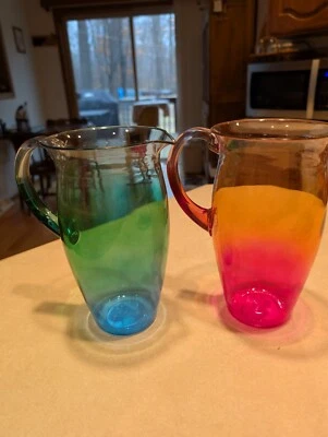 NUEVO Juego de dos jarras de plástico 52 oz 8,25" verde festivo, azul/naranja, tono rosa Foto 1 de 4