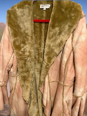 Casaco feminino Newport News camurça sintética e pele em cascata - Imagem 1 de 4