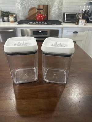 Better Homes & Gardens - Dos contenedores cuadrados de almacenamiento de alimentos Flip-Tite® de 7,2 tazas Foto 1 de 4