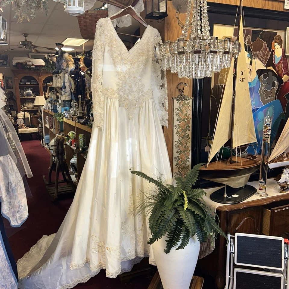 Beautiful Vintage Alfred Angelo Wedding Gown - Image 1 of 4