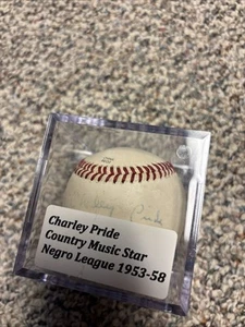 Béisbol autografiado Charlie Pride con estuche - Imagen 1 de 5