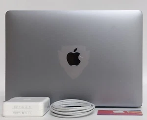 2017 13-inch MacBook Pro 2.5 GHz i7 16GB 256GB Iris Plus Graphics 640 MPXT2LL/A - Bild 1 von 8