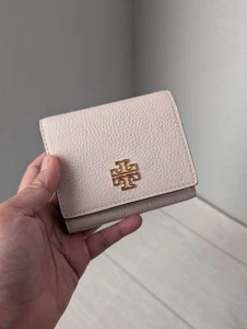 Neu mit Etikett Tory Burch Britten kompakte Geldbörse genarbtes Leder in zartem Pink - Bild 1 von 4