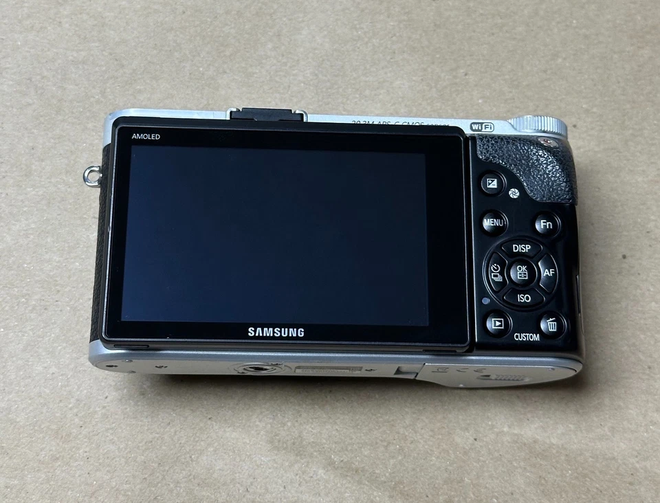 Solo cuerpo de cámara digital Samsung NX300 sin espejo, negro - grado A - sin lente Foto 1 de 4