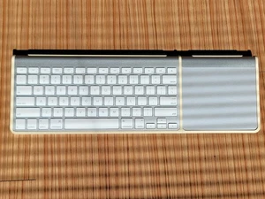 Clique Henge Apple Keyboard A1314 + Trackpad A1339 Dock HDA01CLI-QUE Wireless - Foto 1 di 10